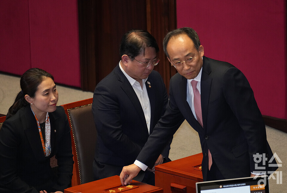 14일 오후 서울 여의도 국회에서 제419회 국회(임시회) 제4차 본회의가 열리고 있다. 국민의힘 추경호 의원이 윤석열 대통령 탄핵소추안에 투표하고 있다. /최대성 기자 dpdaesung@sporbiz.co.kr 2024.12.14.