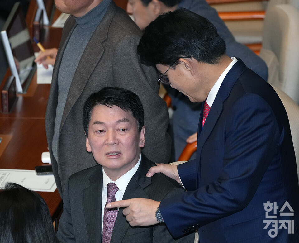 14일 오후 서울 여의도 국회에서 제419회 국회(임시회) 제4차 본회의가 열리고 있다. 국민의힘 안철수 의원이 윤석열 대통령 탄핵소추안 투표를 앞두고 윤상현 의원과 이야기를 하고 있다. /최대성 기자 dpdaesung@sporbiz.co.kr 2024.12.14.