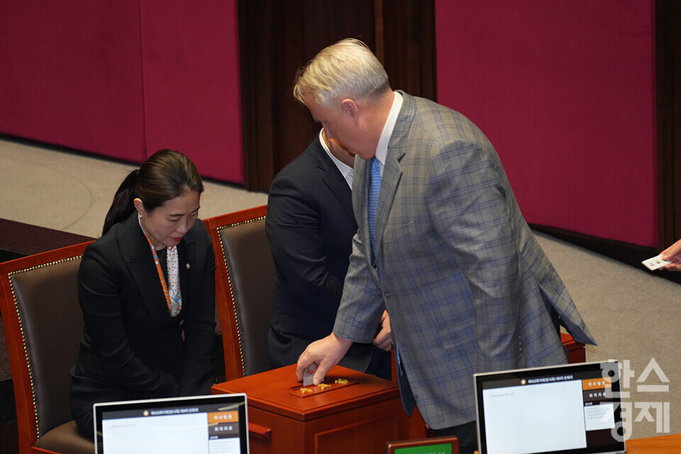 14일 오후 서울 여의도 국회에서 제419회 국회(임시회) 제4차 본회의가 열리고 있다. 국민의힘 인요한 의원이 윤석열 대통령 탄핵소추안에 투표하고 있다. /최대성 기자 dpdaesung@sporbiz.co.kr 2024.12.14.