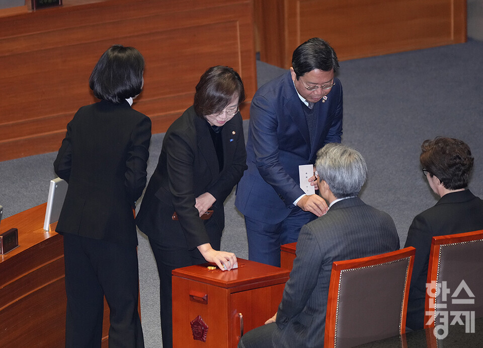 조국혁신당 백선희 의원이 14일 오후 서울 여의도 국회에서 열린 제419회 국회(임시회) 제4차 본회의에서 윤석열 대통령 탄핵소추안 투표를 하고 있다. 백 의원은 조국 대표가 지난 12일 대법원의 2년 실형 선고로 상실된 의원직을 승계 받아 표결에 참여했다. /최대성 기자 dpdaesung@sporbiz.co.kr 2024.12.14.