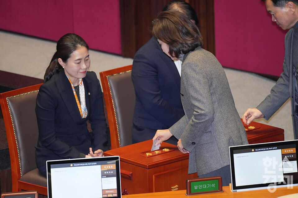 14일 오후 서울 여의도 국회에서 제419회 국회(임시회) 제4차 본회의가 열리고 있다. 국민의힘 나경원 의원이 윤석열 대통령 탄핵소추안에 투표하고 있다. /최대성 기자 dpdaesung@sporbiz.co.kr 2024.12.14.