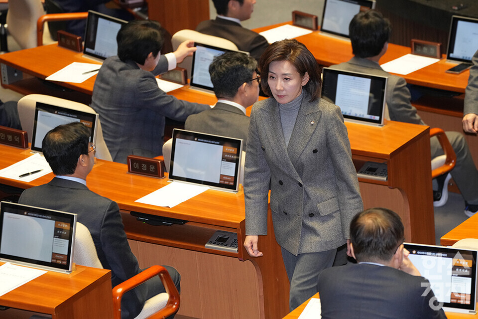 14일 오후 서울 여의도 국회에서 제419회 국회(임시회) 제4차 본회의가 열리고 있다. 국민의힘 나경원 의원이 윤석열 대통령 탄핵소추안에 투표한 후 자리로 돌아가고 있다. /최대성 기자 dpdaesung@sporbiz.co.kr 2024.12.14.