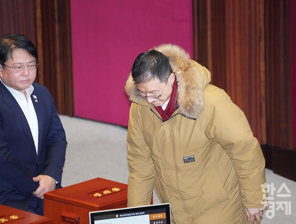 14일 오후 서울 여의도 국회에서 제419회 국회(임시회) 제4차 본회의가 열리고 있다. 국민의힘 김상욱 의원이 윤석열 대통령 탄핵소추안에 투표하고 있다. /최대성 기자 dpdaesung@sporbiz.co.kr 2024.12.14.