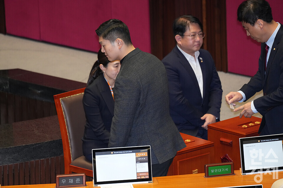 14일 오후 서울 여의도 국회에서 제419회 국회(임시회) 제4차 본회의가 열리고 있다. 국민의힘 김재섭 의원이 윤석열 대통령 탄핵소추안에 투표하고 있다. /최대성 기자 dpdaesung@sporbiz.co.kr 2024.12.14.