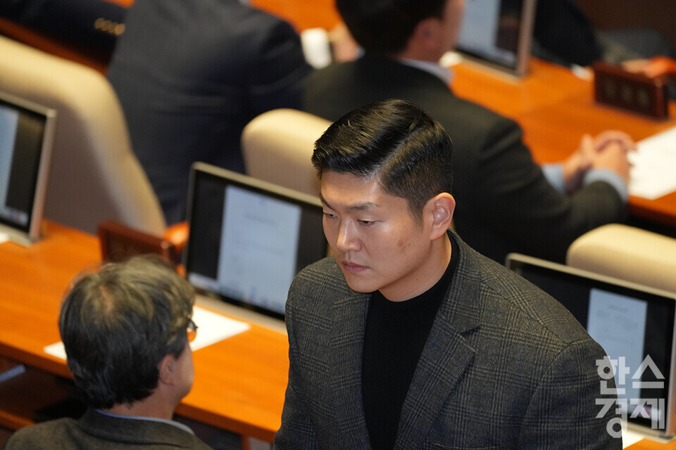 14일 오후 서울 여의도 국회에서 제419회 국회(임시회) 제4차 본회의가 열리고 있다. 국민의힘 김재섭 의원이 윤석열 대통령 탄핵소추안에 투표하고 있다. /최대성 기자 dpdaesung@sporbiz.co.kr 2024.12.14.