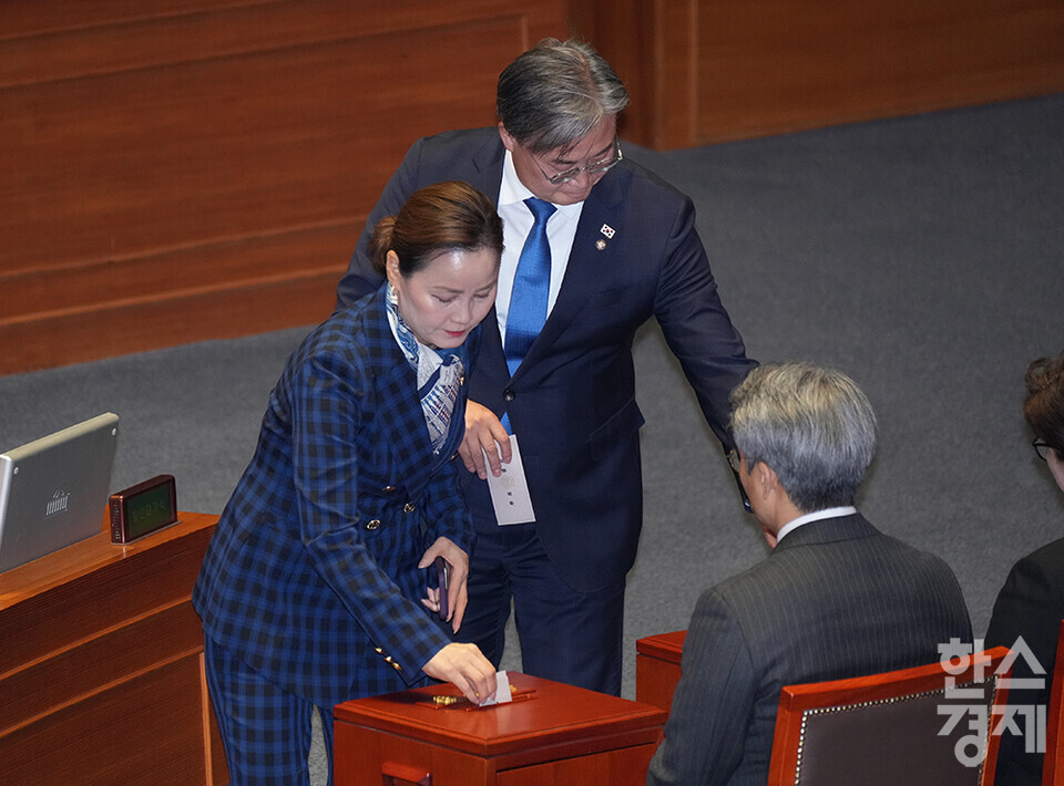 14일 오후 서울 여의도 국회에서 제419회 국회(임시회) 제4차 본회의가 열리고 있다. 더불어민주당 임오경 의원이 윤석열 대통령 탄핵소추안에 투표하고 있다. /최대성 기자 dpdaesung@sporbiz.co.kr 2024.12.14.