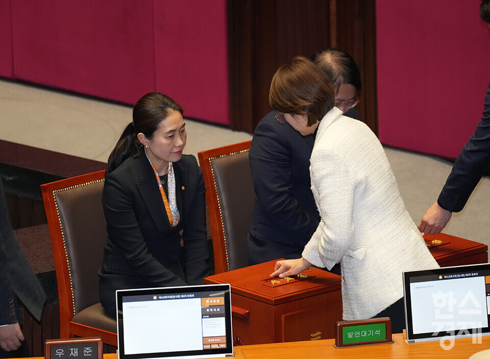 14일 오후 서울 여의도 국회에서 제419회 국회(임시회) 제4차 본회의가 열리고 있다. 더불어민주당 고민정 의원이 윤석열 대통령 탄핵소추안에 투표하고 있다. /최대성 기자 dpdaesung@sporbiz.co.kr 2024.12.14.