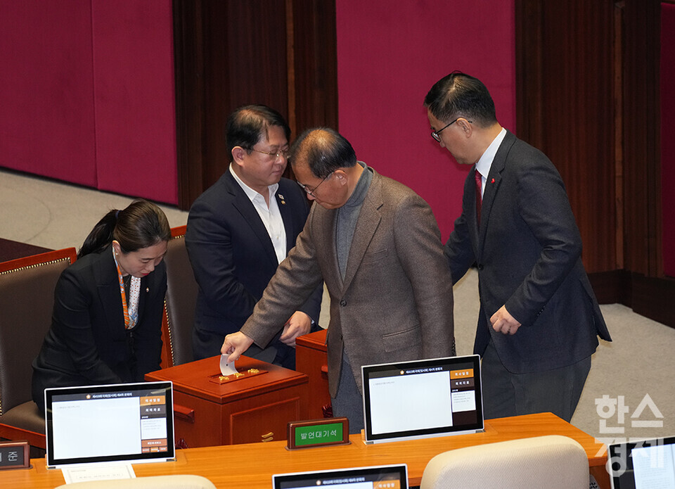 14일 오후 서울 여의도 국회에서 제419회 국회(임시회) 제4차 본회의가 열리고 있다. 국민의힘 윤재옥 의원이 윤석열 대통령 탄핵소추안에 투표하고 있다. /최대성 기자 dpdaesung@sporbiz.co.kr 2024.12.14.