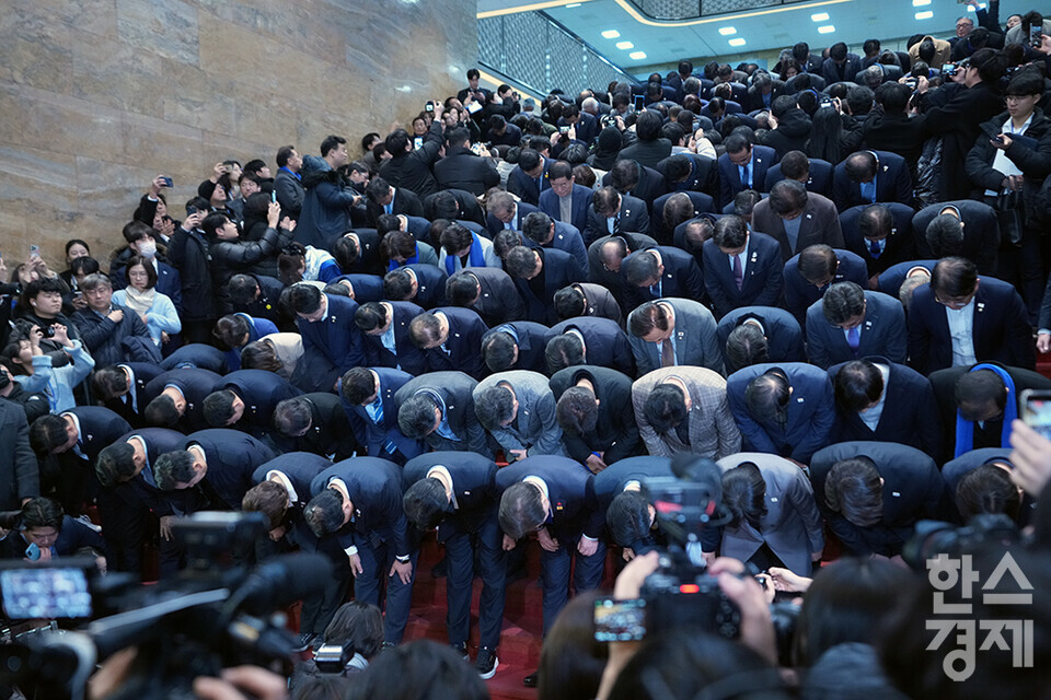 야당 의원들이 14일 오후 서울 여의도 국회에서 열린 제419회 국회(임시회) 제4차 본회의에서 윤석열 대통령 탄핵소추안이 찬성 204표로 가결된 후 로텐더홀 계단에서 국민께 감사의 인사를 하고 있다. /최대성 기자 dpdaesung@sporbiz.co.kr 2024.12.14.