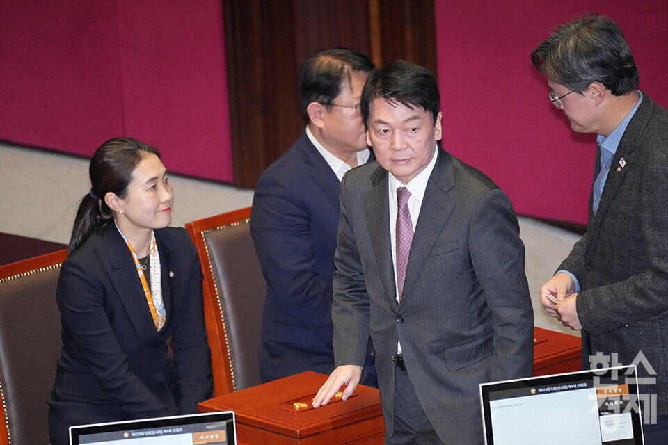 14일 오후 서울 여의도 국회에서 제419회 국회(임시회) 제4차 본회의가 열리고 있다. 국민의힘 안철수 의원이 윤석열 대통령 탄핵소추안에 투표하고 있다. /최대성 기자 dpdaesung@sporbiz.co.kr 2024.12.14.