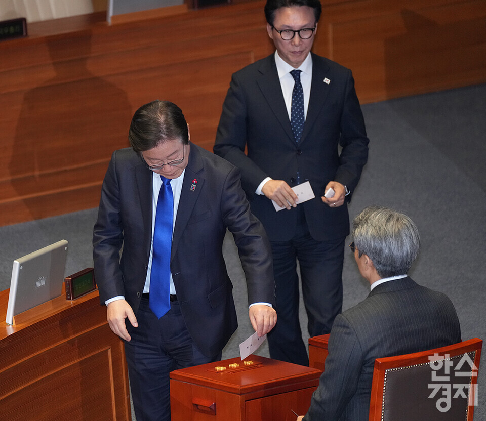 14일 오후 서울 여의도 국회에서 제419회 국회(임시회) 제4차 본회의가 열리고 있다. 더불어민주당 이재명 대표가 윤석열 대통령 탄핵소추안 투표를 하고 있다. /최대성 기자 dpdaesung@sporbiz.co.kr 2024.12.14.