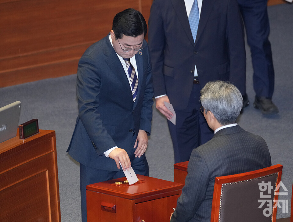14일 오후 서울 여의도 국회에서 제419회 국회(임시회) 제4차 본회의가 열리고 있다. 더불어민주당 박찬대 원내대표가 윤석열 대통령 탄핵소추안 투표를 하고 있다. /최대성 기자 dpdaesung@sporbiz.co.kr 2024.12.14.