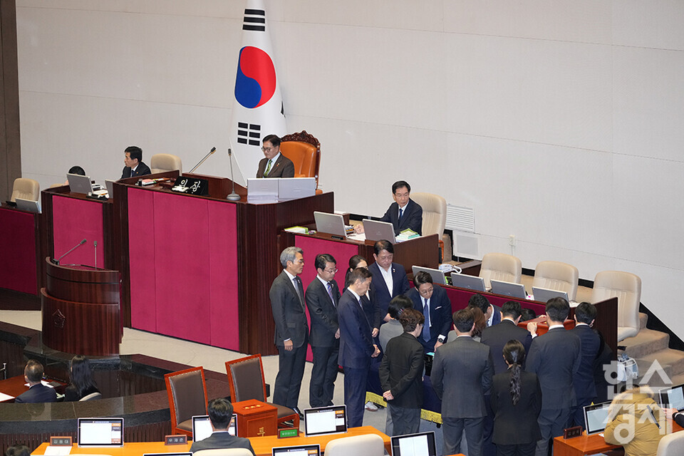 14일 오후 서울 여의도 국회에서 제419회 국회(임시회) 제4차 본회의가 열리고 있다. 이날 무기명 비밀투표로 진행된 윤석열 대통령 탄핵소추안 투표함이 개봉되고 있다. /최대성 기자 dpdaesung@sporbiz.co.kr 2024.12.14.