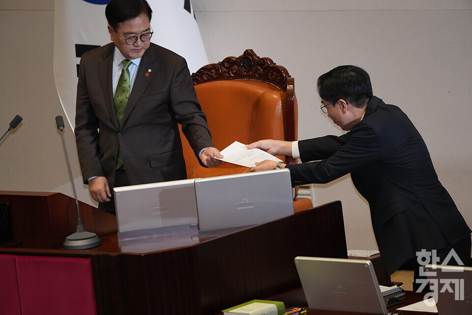 14일 오후 서울 여의도 국회에서 제419회 국회(임시회) 제4차 본회의가 열리고 있다. 윤석열 대통령 탄핵소추안 투표 결과지가 우원식 국회의장에게 전달되고 있다. /최대성 기자 dpdaesung@sporbiz.co.kr 2024.12.14.