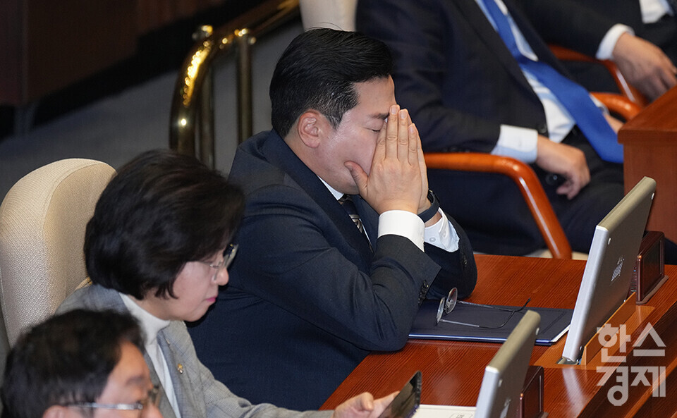 14일 오후 서울 여의도 국회에서 제419회 국회(임시회) 제4차 본회의가 열리고 있다. 윤석열 대통령 탄핵소추안 투표 결과 발표를 앞두고 더불어민주당 박찬대 원내대표가 손을 모으고 있다. /최대성 기자 dpdaesung@sporbiz.co.kr 2024.12.14.