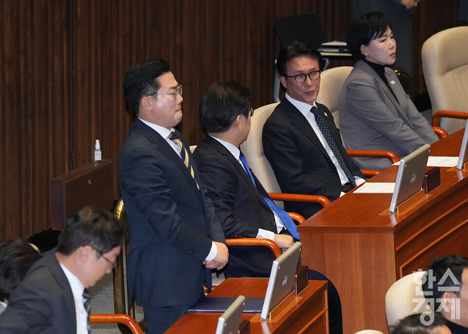 14일 오후 서울 여의도 국회에서 제419회 국회(임시회) 제4차 본회의가 열리고 있다. 윤석열 대통령 탄핵소추안 투표 결과가 찬성 204표로 가결되자 더불어민주당 박찬대 원내대표가 감격하고 있다. /최대성 기자 dpdaesung@sporbiz.co.kr 2024.12.14.