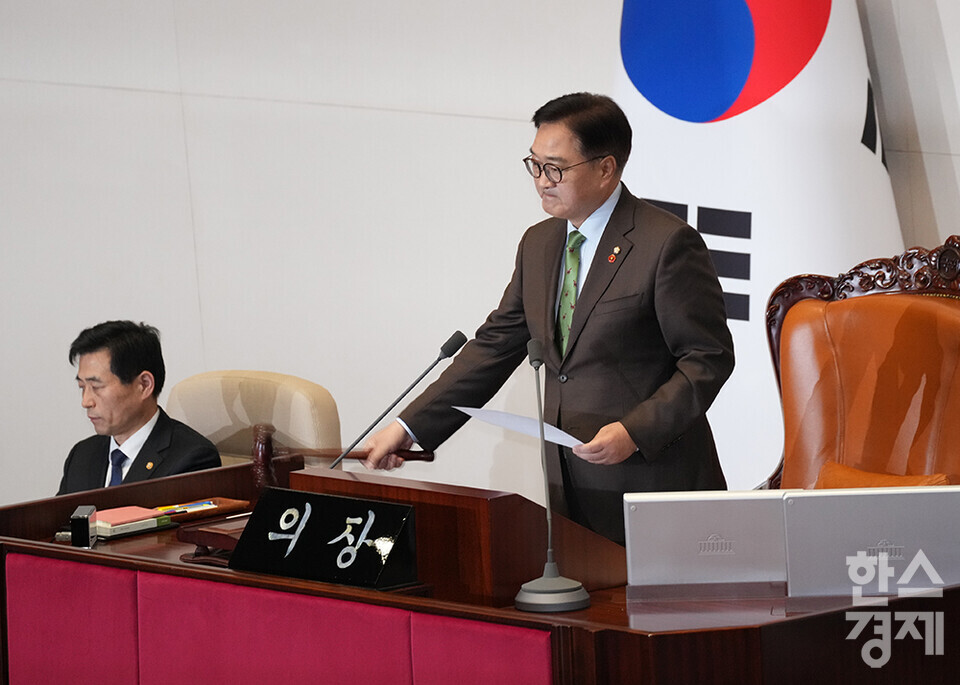 우원식 국회의장이 14일 오후 서울 여의도 국회 제419회 국회(임시회) 제4차 본회의에서 윤석열 대통령 탄핵소추안이 재석 300명 중 찬성 204명, 반대 85명, 기권 3명, 무효 8명으로 가결됐음을 알리며 의사봉을 두드리고 있다. /최대성 기자 dpdaesung@sporbiz.co.kr 2024.12.14.