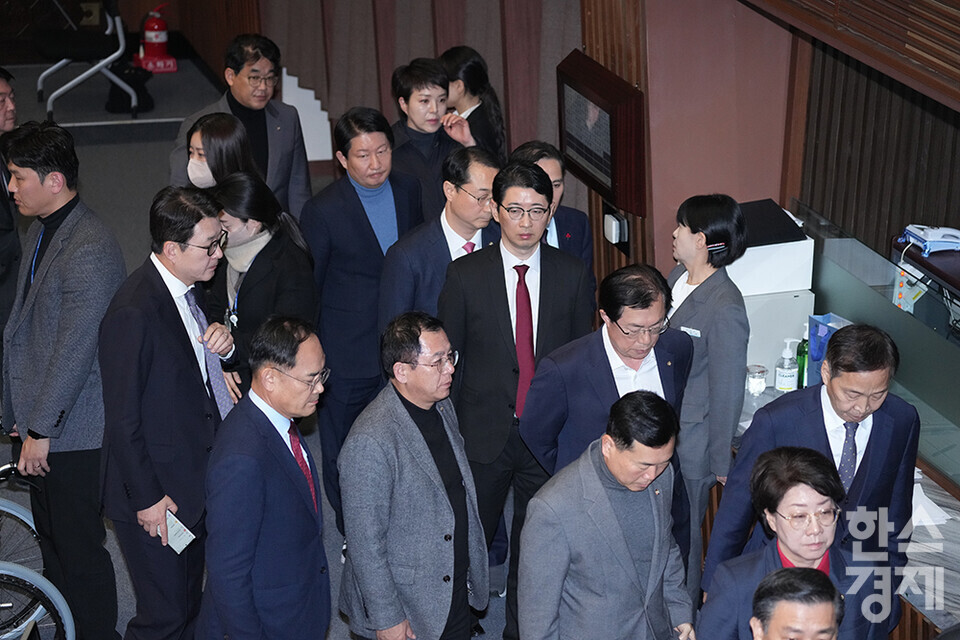 우원식 국회의장이 14일 오후 서울 여의도 국회 제419회 국회(임시회) 제4차 본회의에서 윤석열 대통령 탄핵소추안이 재석 300명 중 찬성 204명, 반대 85명, 기권 3명, 무효 8명으로 가결되자 국민의힘 의원들이 침울한 표정으로 회의장을 나가고 있다. /최대성 기자 dpdaesung@sporbiz.co.kr 2024.12.14.