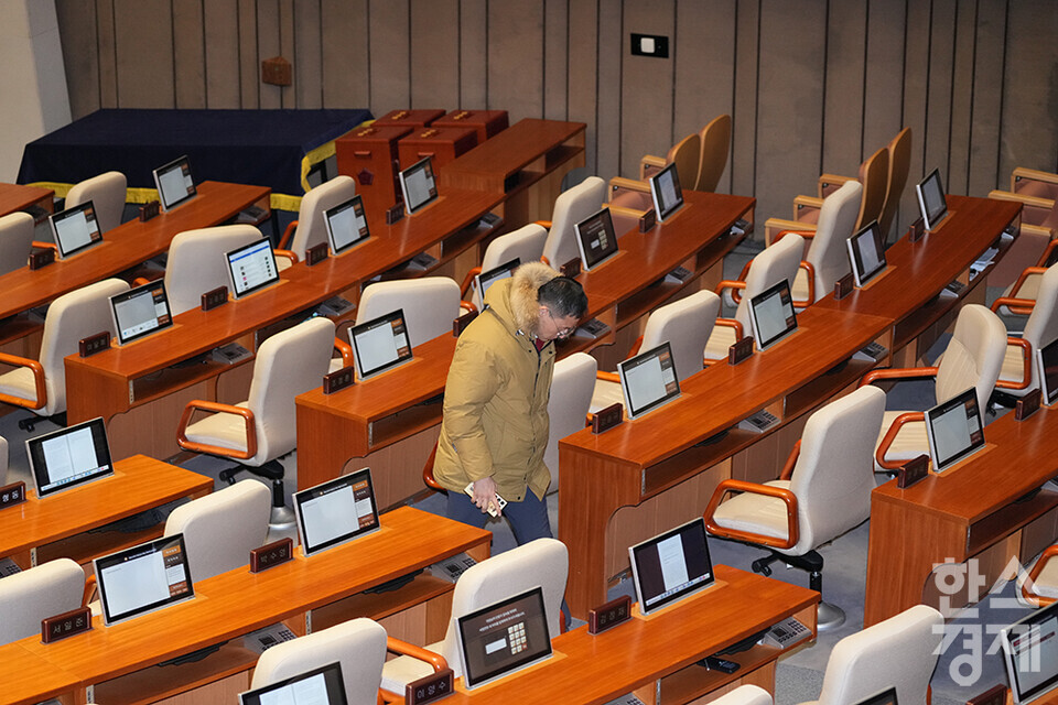 14일 오후 서울 여의도 국회 제419회 국회(임시회) 제4차 본회의에서 윤석열 대통령 탄핵소추안이 재석 300명 중 찬성 204명, 반대 85명, 기권 3명, 무효 8명으로 가결된 후 찬성표를 던진 국민의힘 김상욱 의원이 자리에서 한참을 일어나지 못하다 의원들 중 가장 마지막으로 회의장을 나서고 있다. /최대성 기자 dpdaesung@sporbiz.co.kr 2024.12.14.