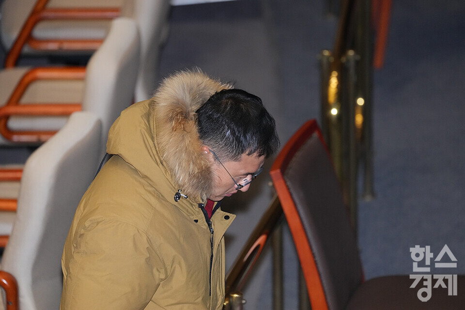 14일 오후 서울 여의도 국회 제419회 국회(임시회) 제4차 본회의에서 윤석열 대통령 탄핵소추안이 재석 300명 중 찬성 204명, 반대 85명, 기권 3명, 무효 8명으로 가결된 후 찬성표를 던진 국민의힘 김상욱 의원이 자리에서 한참을 일어나지 못하다 의원들 중 가장 마지막으로 회의장을 나서고 있다. /최대성 기자 dpdaesung@sporbiz.co.kr 2024.12.14.