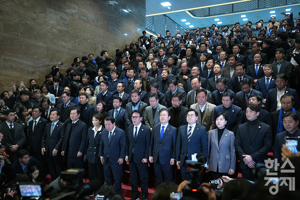 야당 의원들이 14일 오후 서울 여의도 국회에서 열린 제419회 국회(임시회) 제4차 본회의에서 윤석열 대통령 탄핵소추안이 찬성 204표로 가결된 후 로텐더홀 계단에서 국민께 감사의 인사를 하고 있다. /최대성 기자 dpdaesung@sporbiz.co.kr 2024.12.14.