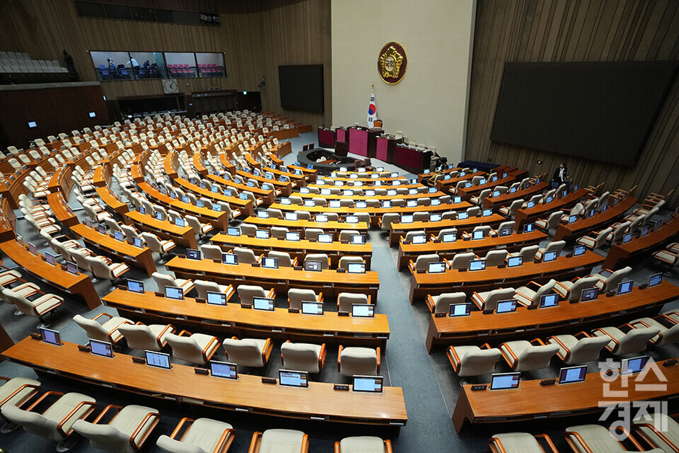 14일 오후 서울 여의도 국회 제419회 국회(임시회) 제4차 본회의에서 윤석열 대통령 탄핵소추안이 재석 300명 중 찬성 204명, 반대 85명, 기권 3명, 무효 8명으로 가결된 후 찬성표를 던진 국민의힘 김상욱 의원이 자리에서 일어나지 못하고 있다.  /최대성 기자 dpdaesung@sporbiz.co.kr 2024.12.14.