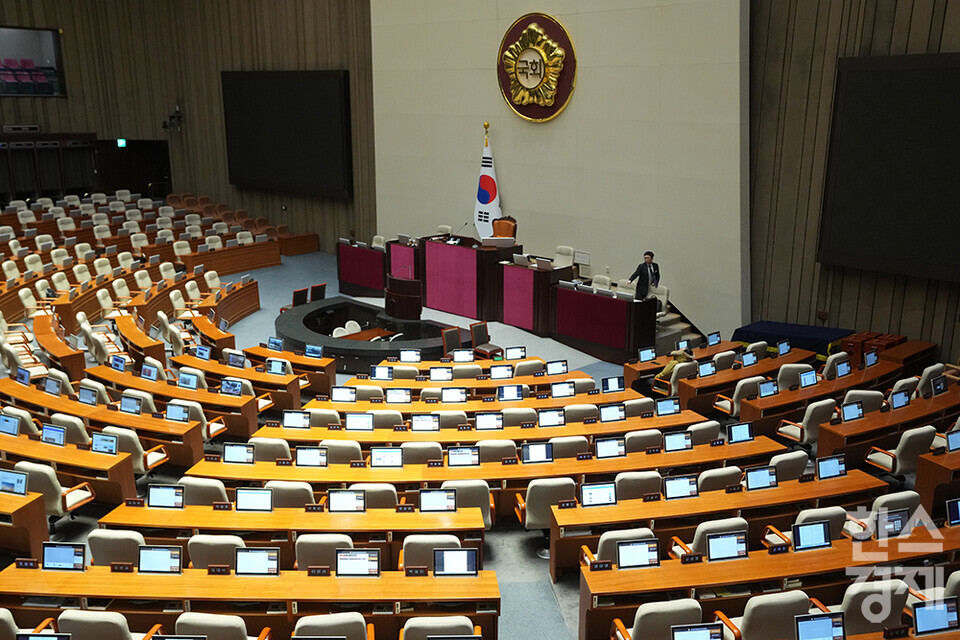 14일 오후 서울 여의도 국회 제419회 국회(임시회) 제4차 본회의에서 윤석열 대통령 탄핵소추안이 재석 300명 중 찬성 204명, 반대 85명, 기권 3명, 무효 8명으로 가결된 후 찬성표를 던진 국민의힘 김상욱 의원이 자리에서 일어나지 못하고 있다.  /최대성 기자 dpdaesung@sporbiz.co.kr 2024.12.14.