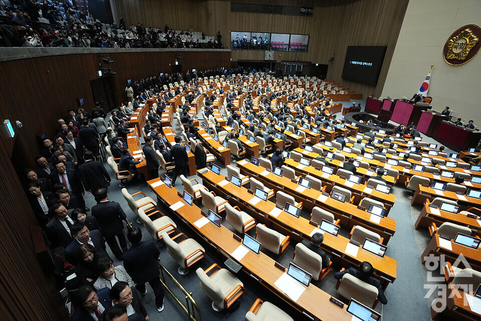 14일 오후 서울 여의도 국회에서 제419회 국회(임시회) 제4차 본회의가 열리고 있다. 여야 의원들이 윤석열 대통령 탄핵소추안에 투표하고 있다. /최대성 기자 dpdaesung@sporbiz.co.kr 2024.12.14.