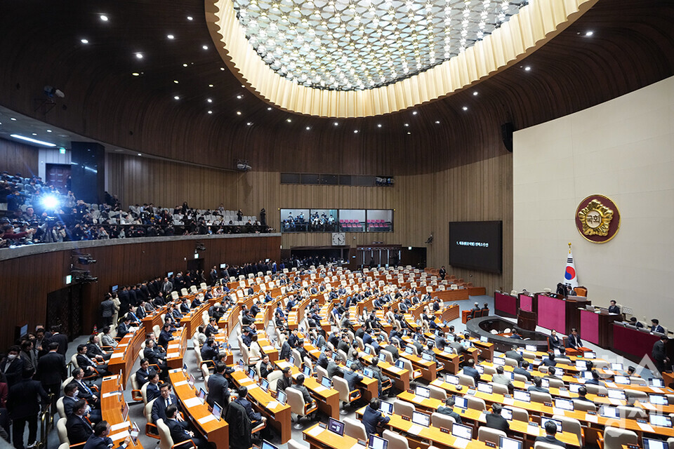14일 오후 서울 여의도 국회에서 제419회 국회(임시회) 제4차 본회의가 열리고 있다. 여야 의원들이 윤석열 대통령 탄핵소추안에 투표하고 있다. /최대성 기자 dpdaesung@sporbiz.co.kr 2024.12.14.