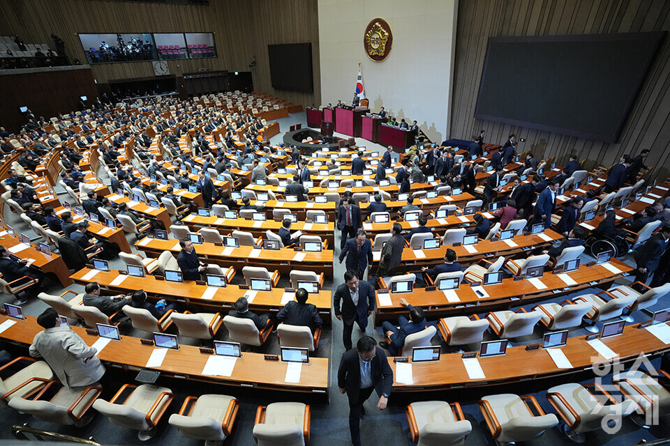 우원식 국회의장이 14일 오후 서울 여의도 국회 제419회 국회(임시회) 제4차 본회의에서 윤석열 대통령 탄핵소추안이 재석 300명 중 찬성 204명, 반대 85명, 기권 3명, 무효 8명으로 가결되자 국민의힘 의원들이 침울한 표정으로 회의장을 나가고 있다. /최대성 기자 dpdaesung@sporbiz.co.kr 2024.12.14.