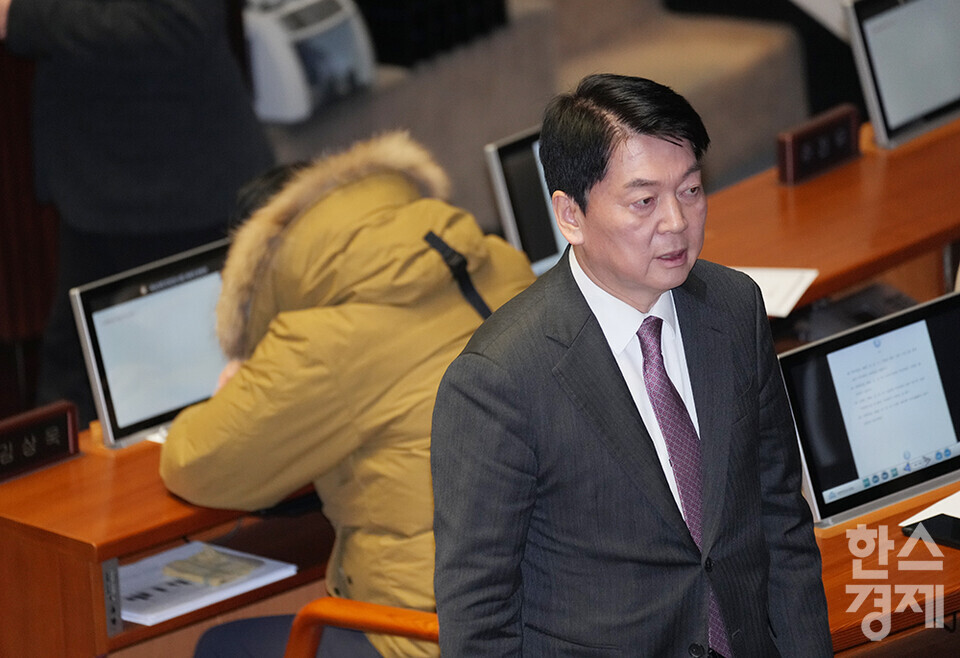 14일 오후 서울 여의도 국회에서 제419회 국회(임시회) 제4차 본회의가 열리고 있다. 국민의힘 안철수 의원이 윤석열 대통령 탄핵소추안에 투표한 후 김성욱 의원을 지나쳐 자리로 돌아가고 있다.  /최대성 기자 dpdaesung@sporbiz.co.kr 2024.12.14.