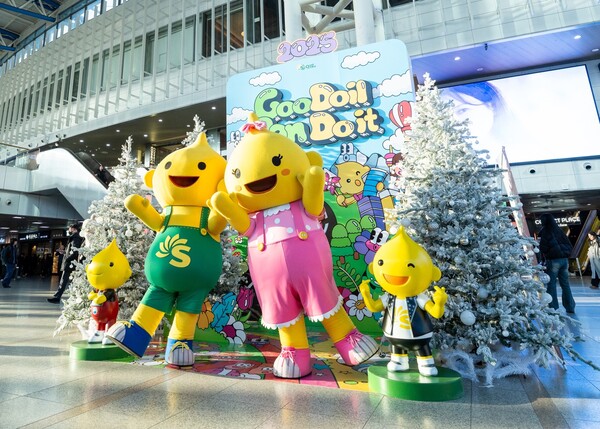 에쓰오일은 코레일(한국철도공사)과 함께 연말연시 KTX를 이용하는 승객들에게 특별한 경험을 선사하기 위해 내년 1월 9일까지 서울역과 부산역에서 ‘구도일 트리’를 운영한다고 16일 밝혔다. / 에쓰오일