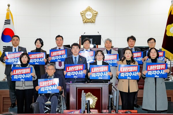 화성시의회 제237회 제2차 정례회 제3차 본회의에서 ‘윤석열 탄핵심판 청구 인용 결의안’이 재석의원 14명 중 찬성 14명으로 통과했다./ 화성시의회 제공