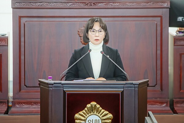 위영란 대표의원은 "이번 결의안은 국민과 지방정부의 목소리를 전달하기 위한 중요한 메시지"라며, "국가의 헌법적 가치와 민주주의를 지키기 위해 의회 차원에서 책임을 다할 것"이라고 강조했다./ 화성시의회 제공