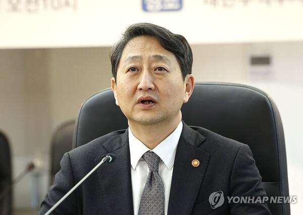 산업통상자원부는 17일 안덕근 장관 주재로 ‘민관 합동 실물경제 비상 전략회의’를 열고 대통령 탄핵안 가결과 미국 신정부 출범 등 최근 급변한 국내외 환경에 대응하기 위한 방안을 논의했다고 밝혔다. / 연합뉴스