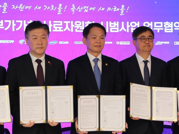 (좌측부터) 농림축산식품부 박범수 차관, 환경부 이병화 차관, 이마트 한채양 대표이사 / 이마트 제공