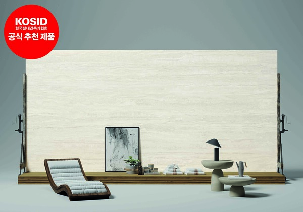 KCC글라스는 인테리어 전문 브랜드 ‘홈씨씨 인테리어’의 인테리어 스톤 제품인 ‘센스톤’ 시리즈가 사단법인 ‘한국실내건축가협회(KOSID)’로부터 공식 추천 제품 인증을 받았다고 17일 밝혔다. / KCC글라스
