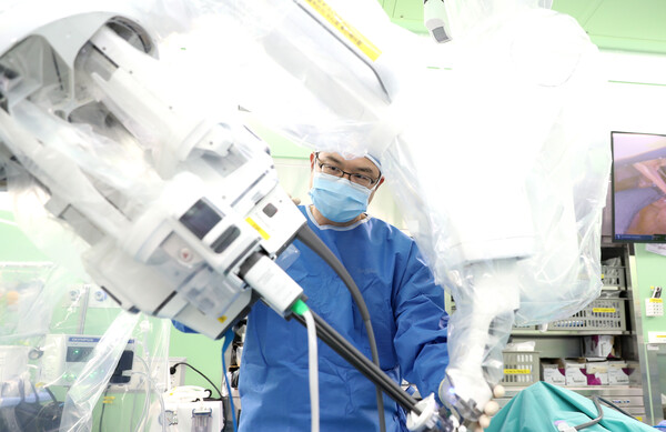 신정호 고대구로병원 산부인과 교수기 단일공 로봇 천골질고정술 300례를 돌파했다./고려대구로병원 제공