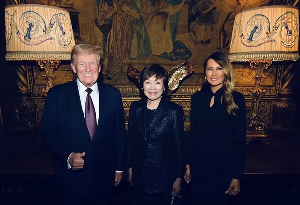 도널드 트럼프 미국 대통령 당선인 내외가 15일(현지시간) 마러라고 자택을 방문한 아베 신조 전 일본 총리의 부인인 아키에 여사와 함께 사진을 찍고 있다. 멜라니아 트럼프 엑스(X).