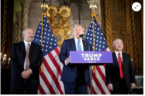 트럼프 당선인이 16일(현지시간) 자택인 플로리다 마러라고리조트에서 손정의 소프프뱅크 회장이 미국에 1000억달러를 투자할 것이라고 밝혔다. / 블룸버그통신