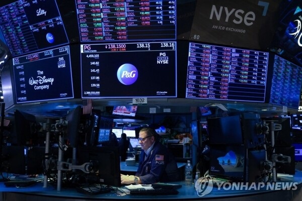 17일(현지시간) 12월 FOMC 경계감에 3대 지수가 하락 마감했다. /연합뉴스