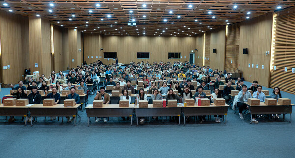 SK바이오팜이 사회공헌 네트워크 행복얼라이언스와 '행복상자' 포장 자원봉사를 진행했다./SK바이오팜 제공