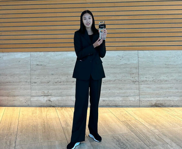 김유진이 한국스포츠경제가 주최한 제8회 K-스포노믹스 시상식에서 대한체육회장상을 받은 후 기뻐하고 있다. /김유진 인스타그램 캡처