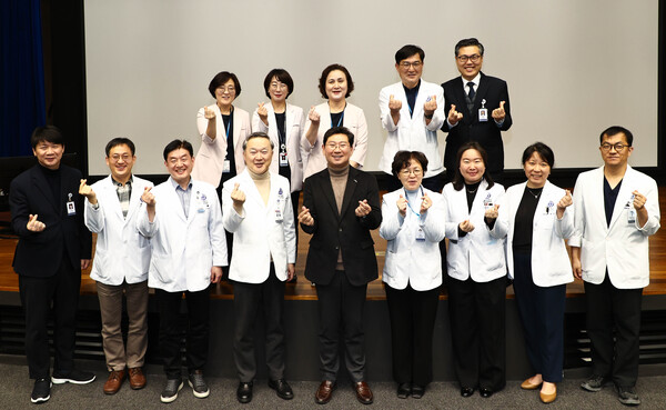 이상일 용인특례시장이 17일 오후 연세대학교 용인세브란스병원 교양강좌의 특별강사로 초빙돼 병원 교직원들을 대상으로 ‘스토리가 있는 그림의 세계’를 주제로 특강을 진행했다./ 용인특례시 제공