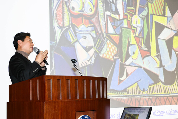 이 시장은 초상화와 화풍의 변화를 소개하며, 작품이 가지는 의미와 화풍이 어떻게 달라지는지에 대해 설명했다. 그는 "예술 작품들은 고정관념을 깨고 많은 사람들에게 감동과 영감을 준다"며 강의를 마무리했다./ 용인특례시 제공