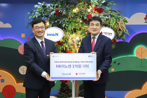 (왼쪽) 김기호 HK이노엔 전략지원실 전무, (오른쪽) 황인식 사랑의열매 사무총장. /HK이노엔