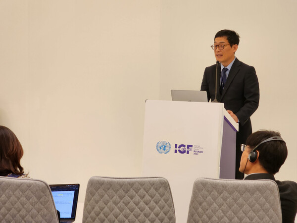 UN포럼에서 발표하는 정재관 카카오 기술윤리 리더./카카오