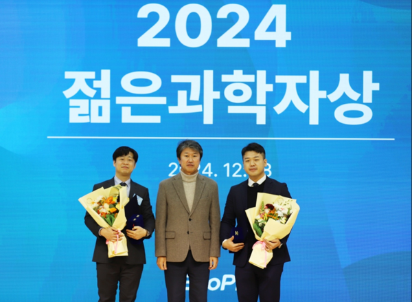 에코프로 포항캠퍼스에서 18일에 열린 제2회 에코프로 젊은 과학자상 시상식에서 환경 분야 수상자 울산과학기술원 화학과 심교승 교수(왼쪽), 송호준 에코프로 대표(가운데), 에너지 분야 수상자 연세대학교 신소재공학과 이홍경 교수가 기념 사진을 촬영하고 있다. / 에코프로
