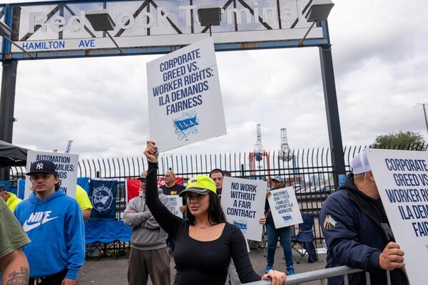 지난 10월 미국 뉴욕 브루클린항 레드 훅 컨테이너 터미널에서 국제항만노동자협회(ILA) 회원들이 파업을 하고 있다. / 게티이미지 제공