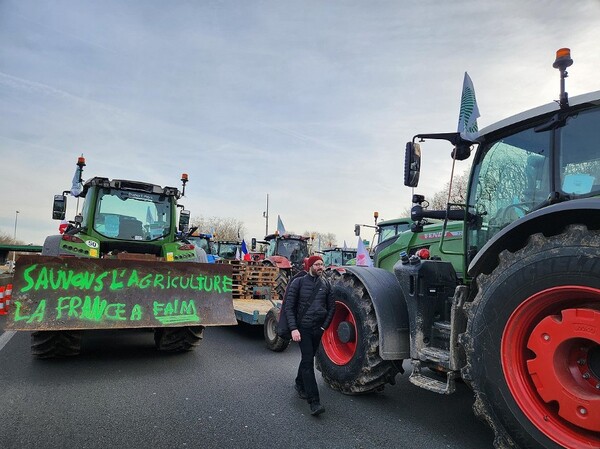 파리에서 북서쪽으로 10㎞가량 떨어진 15번 고속도로 위에서 농민 70여명이 트랙터로 도로 점거 시위를 벌였다. / 사진=연합뉴스